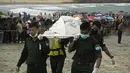 Jasad korban kecelakaan pesawat militer yang jatuh ke laut Andaman dievakuasi oleh tim penyelamat di pantai Launglon, Myanmar, Kamis (8/6). Para penumpang terdiri atas para tentara Myanmar dan keluarganya. (AP Photo/Esther Htusan)