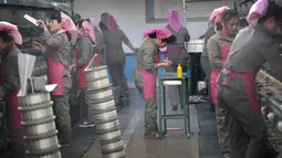 Kesibukan pekerja wanita saat melakukan pekerjaannya di Kim Jong Suk Silk Mill, Pyongyang, Korea Utara (6/1). Di pabrik penghasil benang sutera ini, pekerjanya didominasi oleh kaum wanita. (AP Photo/Wong Maye-E)