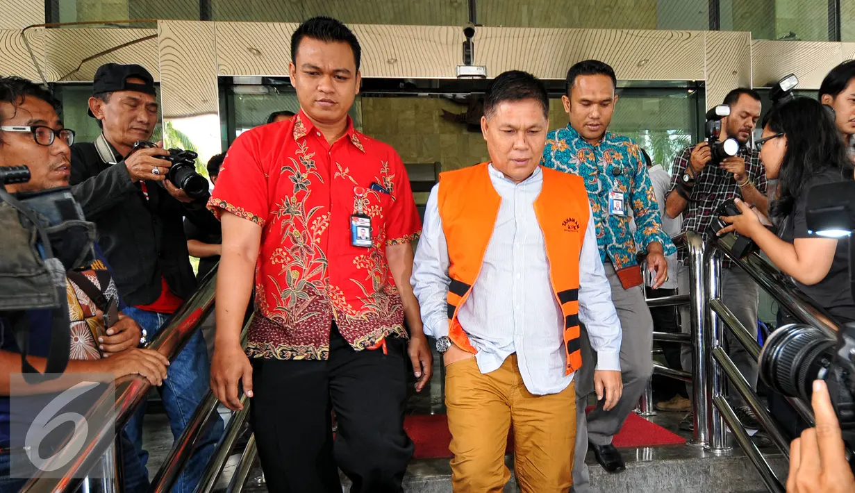 Komisi Pemberantasan Korupsi (KPK) kembali memeriksa tersangka anggota DPRD Muba, Adam Munandar di Gedung KPK, Jakarta, Jumat (24/7/2015). Adam diperiksa terkait pembahasan APBD-P Pemerintah Daerah Muba tahun anggaran 2015. (Liputan6.com/Yoppy Renato)