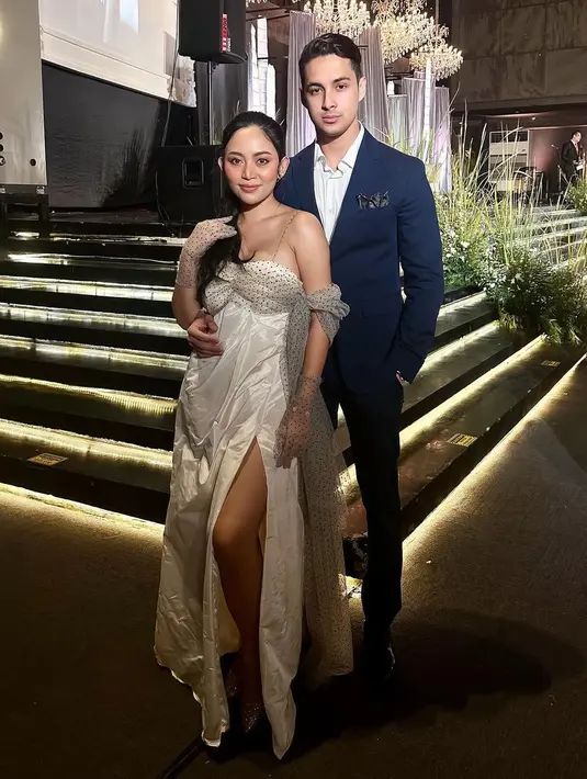 Dalam foto yang dibagikan Rachel, keduanya tampil serasi dengan outfit pesta. [Foto: IG/rachelvennya].