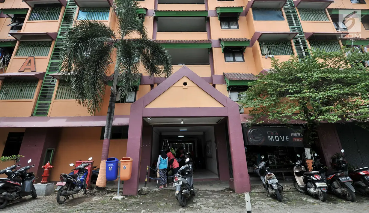 Aktivitas penghuni di Rumah Susun Sewa (Rusunawa) Cipinang Muara, Jakarta, Selasa (19/3). Pembatalan kenaikan sewa itu berlaku untuk rusunawa tipe blok atau yang terdiri kurang dari lima lantai. (merdeka.com/Iqbal S Nugroho)
