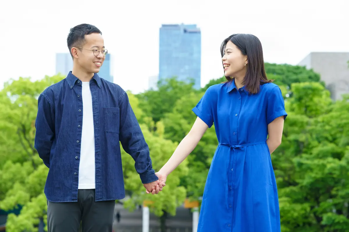 pasangan cinta bahagia