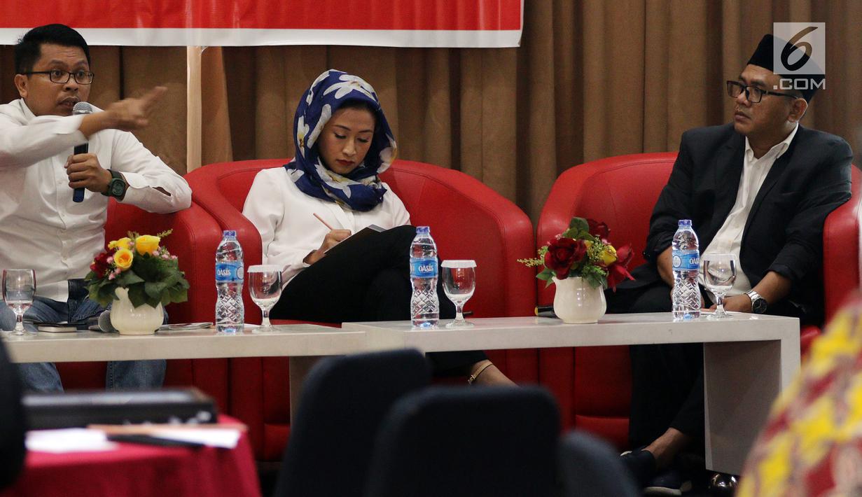 Ketua Tim Media Center Jokowi-JK, Zuhairi Misrawi menjadi pembicara dalam diskusi publik Persatuan Milenial Madura di Jakarta, Rabu (30/1). Diskusi membahas "Mengurai Pencapaian Pembangunan dan Prestasi Jokowi Satu Periode". (Liputan6.com/Johan Tallo)