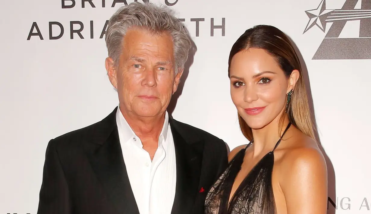 Meski mereka terlihat selalu mesra di setiap kesempatan, namun pasangan beda usia ini tak membicarakan pernikahan. (Radar Online)