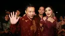 Mengingat jumlah tamu yang membludak, Anang dan Ashanty harus mengantre selama 2,5 jam. Namun keduanya tetap bahagia bisa berada dim omen spesial tersebut, terutama Ashanty yang bisa foto bareng sang pengantin. (Adrian Putra/Bintang.com)