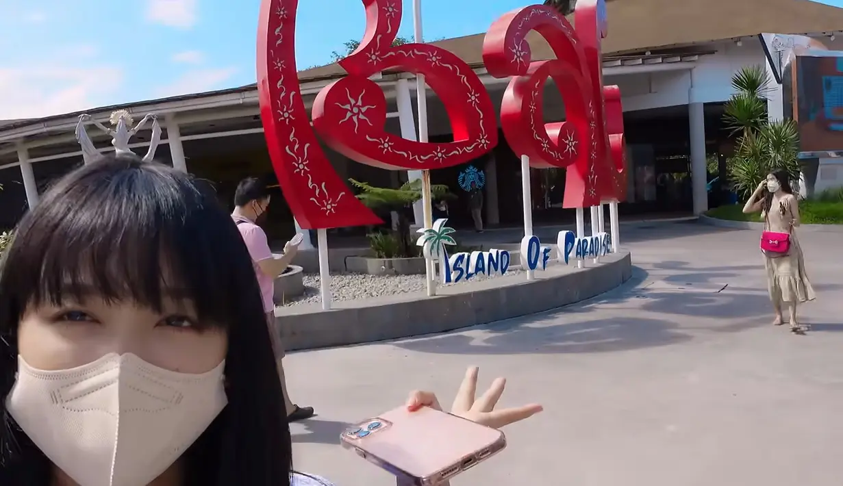 Tiba di Bali, Dita Karang tampak sangat senang. Ia punya keluarga dan banyak kenangan manis di Pulau Dewata. (YouTube Secret Number)