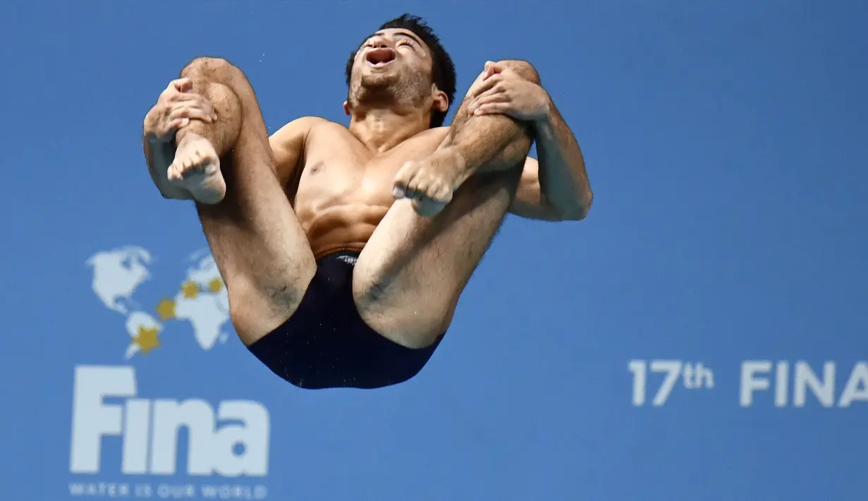 Giovanni Tocci dari Italia bersaing dalam pertandingan tim 3m/10m selama kompetisi selam di Kejuaraan Dunia FINA 2017 di Budapest, (18/7). (AFP Photo/Christophe Simon)