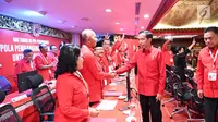 Presiden Joko Widodo atau Jokowi menyalami sejumlah kader saat Rakernas PDIP III Tahun 2018 di Badung, Bali, Jumat (23/2). (Liputan6.com/Pool/Biro Pers Setpress)