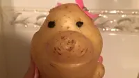 Seorang wanita menemukan teman yang tak diduga-duga saat belanja di pasar swalayan: sebuah kentang yang lucu.