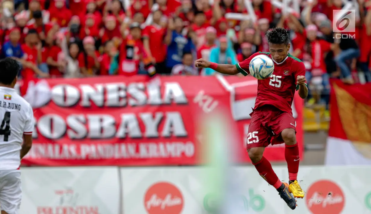 Timnas U-22 Indonesia Osvaldo Ardiles Haay menyundul bola saat melawan Myanmar dalam laga final perebutan medali perunggu Sea Games 2017 di Stadion MPS, Selayang, Malaysia, Selasa (29/8). Indonesia menang dengan skor 3-1. (Liputan6.com/Faizal Fanani)