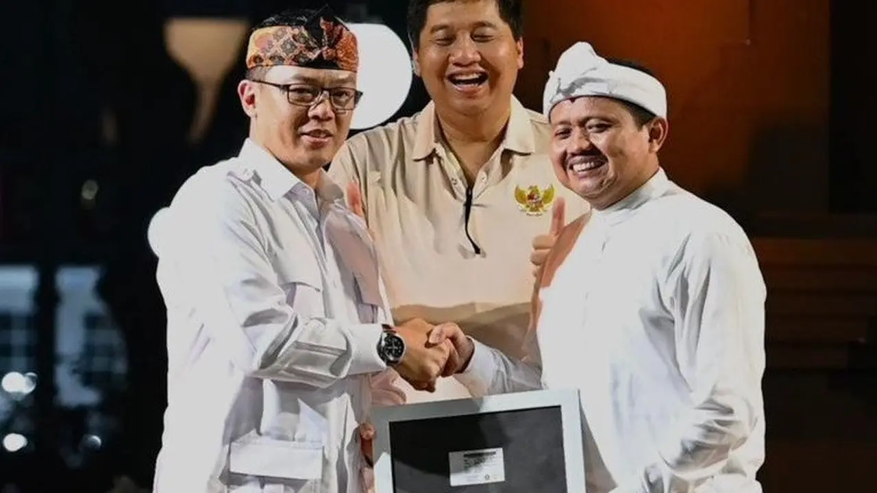 Bupati Sumedang Dony Ahmad Munir saat menerima KTA Gerindra dari Sekjen DPP Partai Gerindra Sugiono.