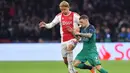 Bomber Ajax, Kasper Dolberg berduel dengan Kieran Trippier pada leg kedua semifinal Liga Champions yang berlangsung di Stadion Amsterdam Arena, Amsterdam, Kamis (9/5). Spurs menang 3-2 atas Ajax. (AFP/Emmanuel Dunand)