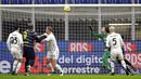 Pemain Benevento Riccardo Improta (tak terlihat) mencetak gol bunuh diri saat melawan Inter Milan pada pertandingan Serie A Liga Italia di Stadion San Siro, Milan, Italia, Sabtu (30/1/2021). Inter Milan membantai Benevento 4-0. (AP Photo/Luca Bruno)