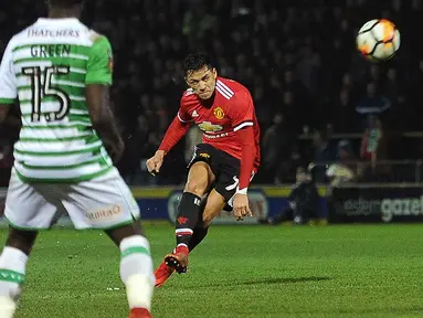 Penyerang baru Manchester United, Alexis Sanchez (kanan) melepaskan tendangan saat bertanding melawan Yeovil Town pada putaran keempat Piala FA di Huish Park di Yeovil, Somerset (26/1).  MU menang 4-0. (AFP Photo)