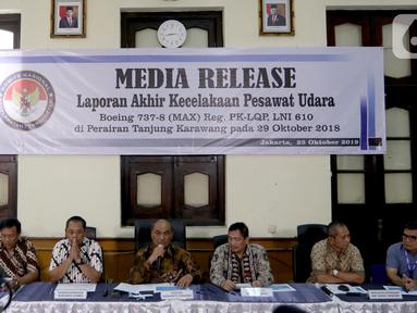 Suasana keterangan pers mengenai investigasi kecelakaan pesawat Lion Air JT 610 di Kantor KNKT, Jakarta Pusat, Jumat (25/10/2019). KNKT menemukan sembilan faktor yang berkontribusi dalam kecelakaan pesawat Lion Air JT 610 pada 29 Oktober 2018 di Tanjung Karawang. (Liputan6.com/Johan Tallo)