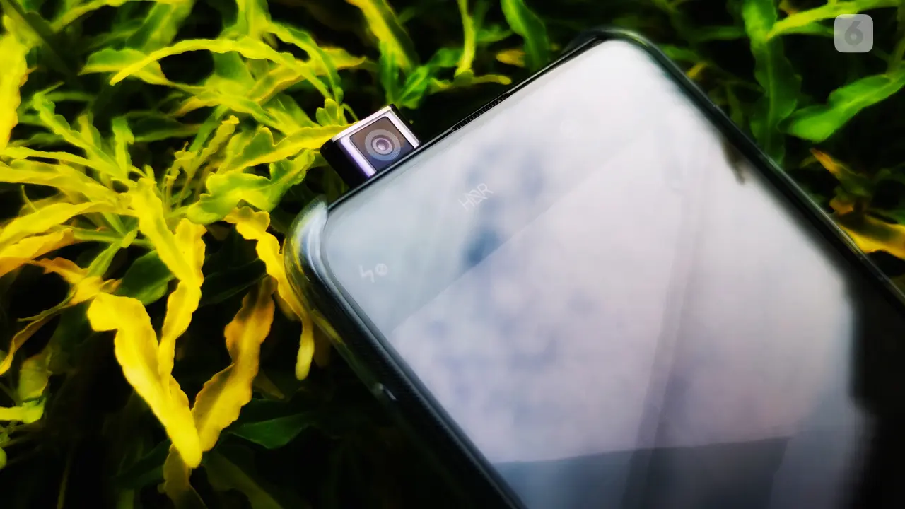 Poco F2 Pro - Lensa Kamera Depan dengan Mekanisme Pop-Up