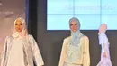 Sejumlah model membawakan busana muslim karya Ria Miranda di Balai Kartini, Jakarta, Rabu (25/6/14). (Liputan6.com/Andrian M Tunay)