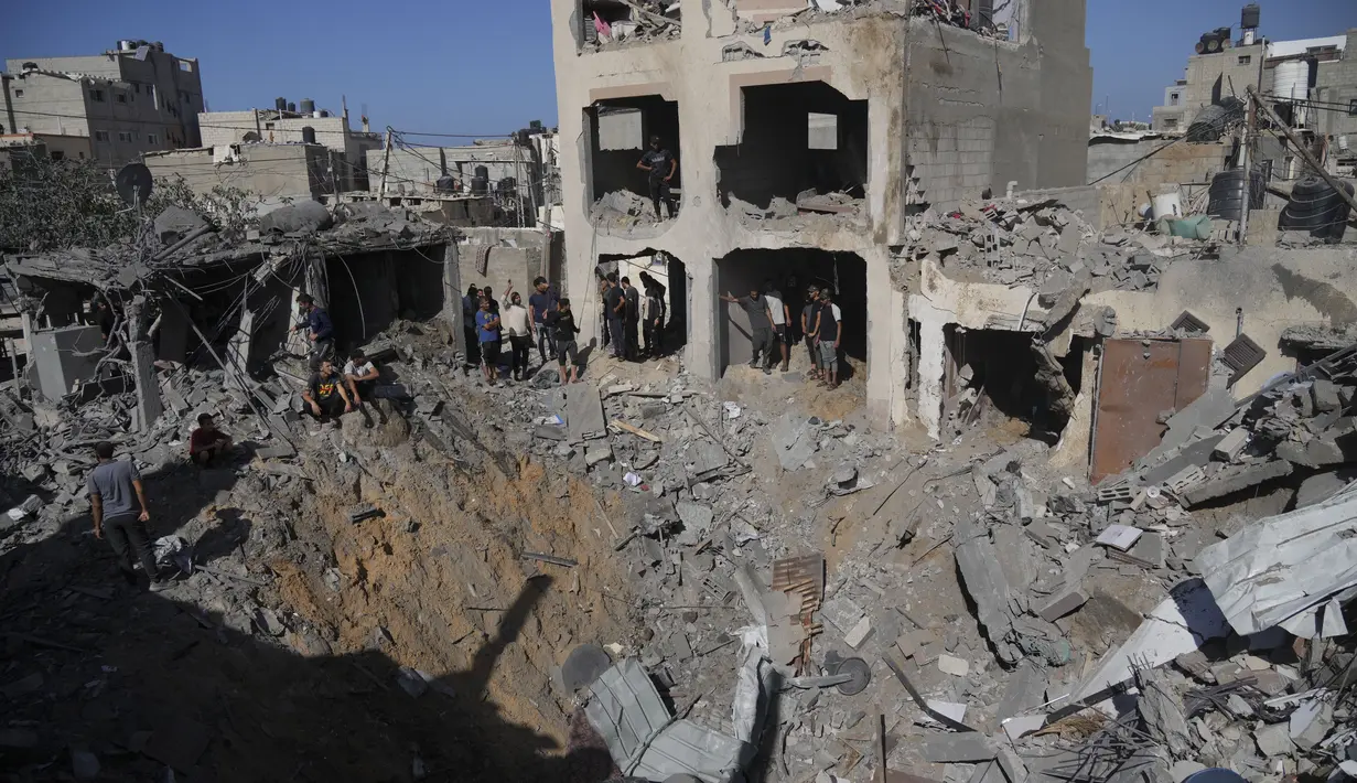Lebih dari lima minggu perang antara Israel dan Hamas, beberapa jalan lebih mirip kuburan.  (AP Photo/Hatem Moussa, File)