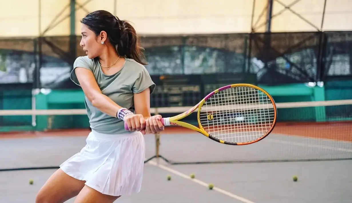 Dian Sastrowardoyo, merupakan salah satu selebriti Indonesia yang gemar dalam berolahraga. ia mengunggah momen saat latihan bola tenis. Dalam media sosial Instagramnya tersebut, ia pun menuai banyak pujian dari netizen. (Instagram/wulanguritno)