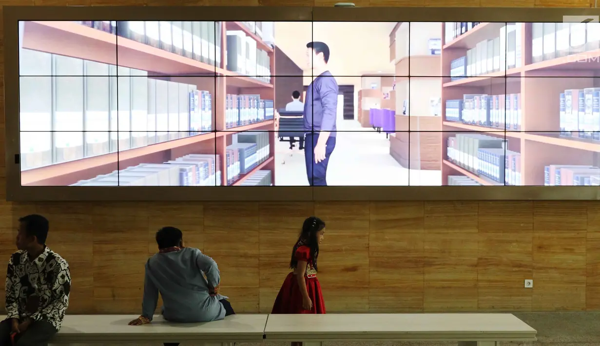 Pengunjung berada di Perpustakaan Nasional di Jakarta, Kamis (14/9). Fasilitas layanan Perpusnas dilengkapi pusat data koleksi dengan Teknologi Tier3 dan telelift (sistem transportasi buku secara otomatis). (Liputan6.com/Angga Yuniar)