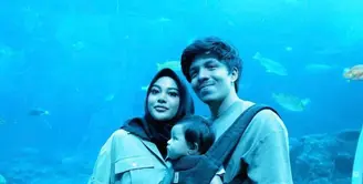 Hari kedua di Singapura, Aurel dan Atta mengajak Ameena jalan-jalan ke aquarium ikan di Singapura. @aurelie.hermansyah.
