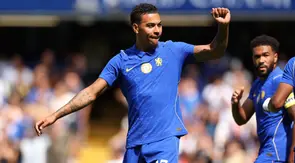 Gelandang asal Inggris milik Chelsea, Morgan Rogers (nomor punggung 17), merayakan gol pembuka bersama rekan-rekan setimnya dalam pertandingan persahabatan pramusim antara Chelsea dan Real Sociedad di Stamford Bridge, London, pada 15 Agustus 2026. (Adrian Dennis/AFP)