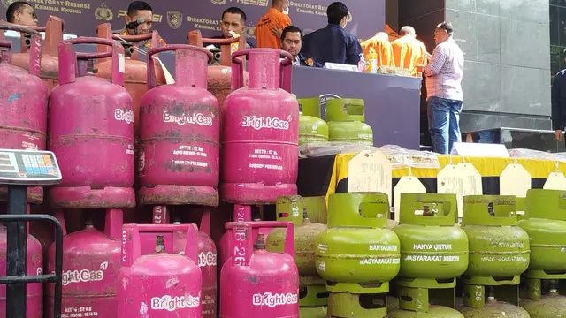 Penyidik Ditreskrimsus Polda Metro Jaya membongkar praktik pengoplosan gas elpiji atau gas LPG bersubsidi ukuran 3 kilogram ke tabung 12 kilogram dan 50 kilogram.