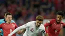 Gelandang Inggris, Dele Alli (tengah) menggiring bola dari kawalan dua pemain Republik Ceko selama pertandingan grup A babak kualifikasi Euro 2020 di stadion Wembley di London (22/3). Inggris menang telak atas Ceko 5-0. (AP Photo/Tim Irlandia)