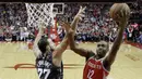 Pebasket Houston Rockets, Luc Mbah a Moute, berusaha melewati pebasket San Antonio Spurs, Joffrey Lauvergne, pada laga NBA di Toyota Center Selasa (13/2/2018). Houston Rockets menang 109-93 atas San Antonio Spurs. (AP/David J. Phillip)