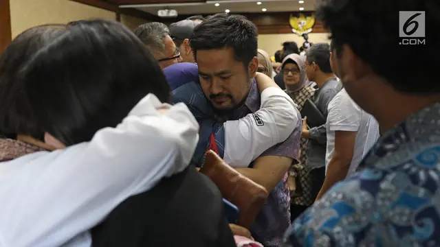 Tangis Kerabat di Sidang Vonis Karen Agustiawan