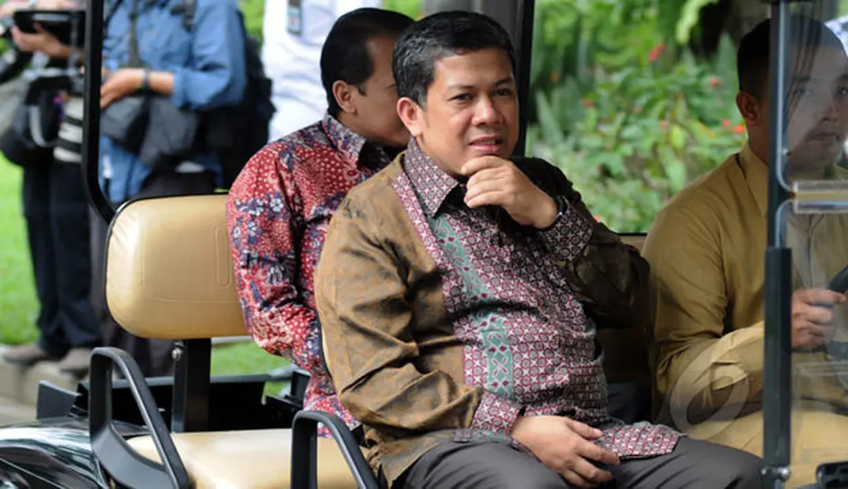 Wakil Ketua DPR Fahri Hamzah saat akan menemui Presiden Joko Widodo di Istana Merdeka, Jakarta, Senin (2/2/2015). (Liputan6.com/Faizal Fanani)