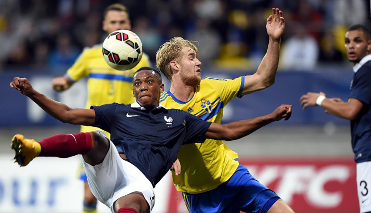 Anthony Martial salto saat pertandingan penyisihan Piala Eropa 2015 U-21 melawan Swedia di Le Mans, Prancis, Jumat (10/10/2015). Martial merupakan andalan bagi timnas Prancis U-21. (AFP Photo/Franck Fife)