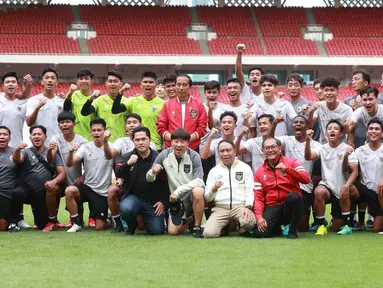 Presiden RI, Joko Widodo didampingi Ketua Umum PSSI, Erick Thohir dan Waketum PSSI, Zainudin Amali berfoto bersama dengan skuad Timnas Indonesia U-20 saat mengunjungi latihan Timnas Indonesia U-20 di Stadion Utama Gelora Bung Karno (SUGBK), Jakarta Pusat, Sabtu (1/4/2023). (Bola.com/M Iqbal Ichsan)