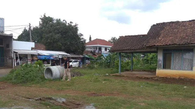 Polisi mendatangi rumah yang diduga sebagai tempat kejadian persekusi (Liputan6.com/Achmad Sudarno)