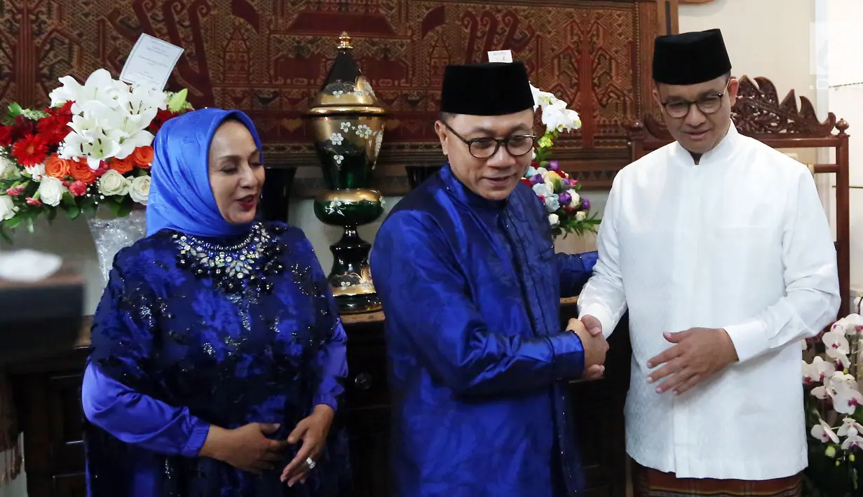 Ketua MPR Zulkifli Hasan bersalaman dengan Gubernur DKI Jakarta terpilih Anies Baswedan saat open house Idul Fitri di rumah dinas Ketua MPR di Jakarta (25/6). (Liputan6.com/Johan Tallo)