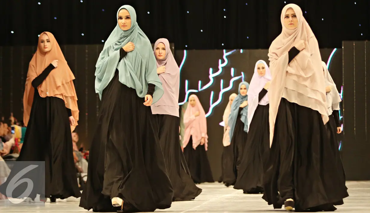 Para model membawakan busana muslim rancangan Si.Se.Sa: Syar'i for Urban, Jakarta, Rabu (10/2). Peragaan menampilkan 61 koleksi dalam tujuh rangkaian babak produk terbaru Si.Se.Sa dengan rentang warna pastel yang lebar. (Liputan6.com/Immanuel Antonius)