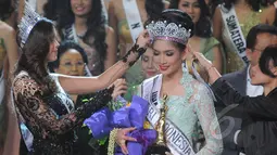 Miss Universe 2014, Paulina Vega (kiri) saat memasangkan mahkota kepada Puteri Indonesia 2015 Anindya Kusuma Putri pada pemilihan kontes kecantikan yang diselenggarakan di JCC, Jumat (20/2). (Liputan6.com/Herman Zakharia)
