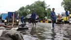 Petugas Dinas Sumber Daya Air (SDA) DKI Jakarta bersiap melakukan upaya penanggulangan genangan air yang belum surut di Jalan Gunung Sahari Raya atau tepat di depan Mangga Dua Square, Jakarta, Selasa (13/1/2026). Hingga Selasa (13/1/2026) siang, banjir yang menggenangi Jalan Gunung Sahari Raya, Jakarta mulai surut. (merdeka.com/magang/Rendi Saputra)