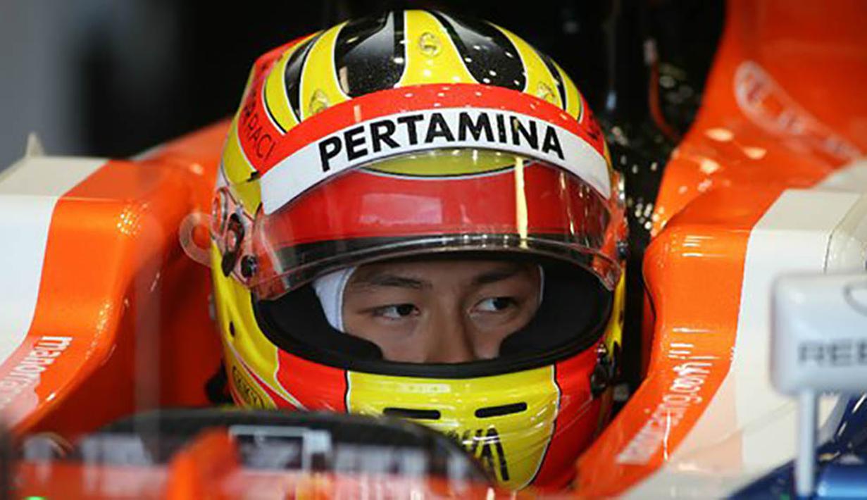 Pebalap Manor Racing asal Indonesia, Rio Haryanto, bersiap mengikuti latihan bebas kedua di Sirkuit Albert Park, Australia, Jumat (18/3/2016). Catatan waktu Rio pada sesi kedua ini adalah 1 menit 44,304 detik. (Bola.com/Twitter/Formula 1)