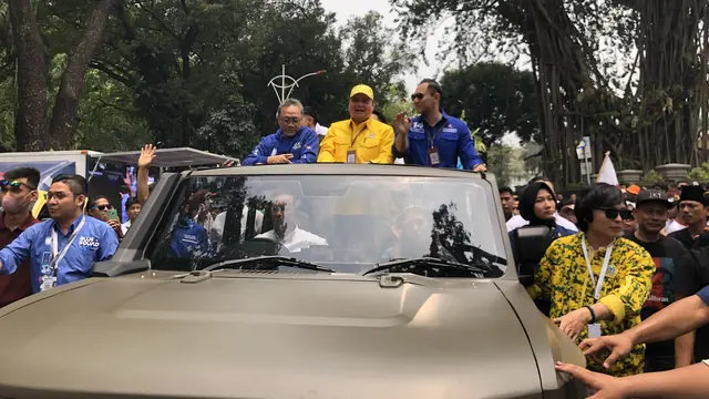 Ketua Umum Partai Amanat Nasional (PAN) Zulkifli Hassan bersama Ketua Umum Koalisi Indonesia Maju (KIM) menaiki mobil rantis untuk mengantarkan pendaftaran capres-cawapres KIM ke KPU.