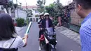 Artis senior Ria Irawan bersama sang suami, Mayky Wongkar merayakan pernikahannya usai melangsungkan pernikahan di KUA Lebak Bulus, Jakarta, Jumat (23/12). Ini merupakan pernikahan kedua Ria Irawan. (Liputan6.com/Herman Zakharia)