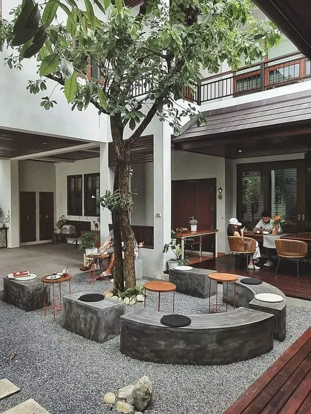 Desain Kafe Outdoor dengan Center Spot yang Menarik