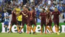 Pemain AS Roma, merayakan gol saat melawan FC Porto pada leg pertama  playoff Liga Champions 2016-2017 di Estadio Do Dragao, Kamis (18/8/2016) dini hari WIB. (AFP/Miguel Riopa)