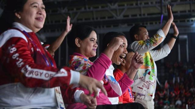 keseruan Presiden Jokowi nonton AG (Foto: Twitter/@MurtadhaOne)