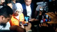 Polisi menahan Ratna Sarumpaet terkait kasus hoaks.