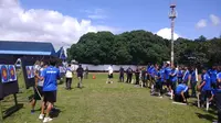 Skuat Persib Bandung menggelar sesi latihan ringan di Lapangan Panahan, Jalan Pajajaran, Kota Bandung, Rabu (26/2/2020). (Liputan6.com/Huyogo Simbolon)