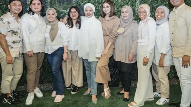 Gaya Busana Serba Cokelat Syifa Hadju