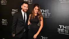 Bintang Argentina, Lionel Messi dan istrinya, Antonella Roccuzzo berpose setibanya di The Best FIFA Football Awards, London, Senin (23/10). Sejumlah penghargaan diberikan FIFA kepada para pelaku penting di dalam dan luar lapangan hijau. (Glyn KIRK/AFP)