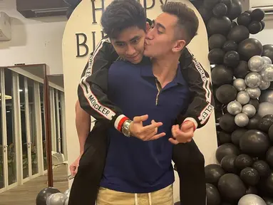 Verrell Bramasta tak segan mencium pipi sang adik di momen perayaan ulang tahun. (Foto: Instagram/ bramastavrl)