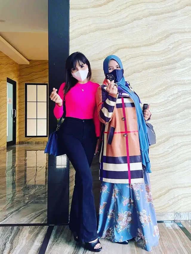 6 Potret Kebersamaan Rohimah Alli dan Eva Belisima, Ingin Bersahabat